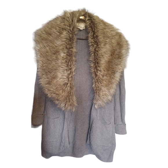 OLIVE & OAK - Gorgeous Grey Oversized Knitted Long Cardigan With Faux Fur Neck - Picture 4 of 5